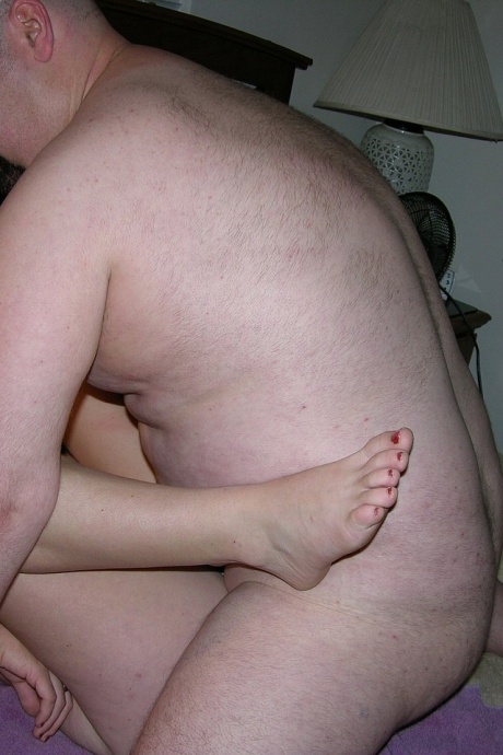 Развратный любитель трахается раком и раздвигает киску, чтобы показать горячую сперму в жопе. Кремовый пирог 3