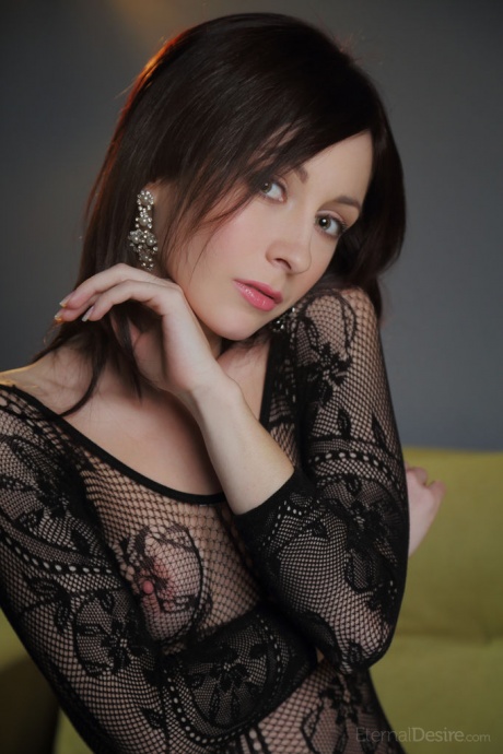 Брюнетка Найт А в прозрачном комбинезоне без выреза наклоняется, чтобы раздвинуть свою горячую попку 6