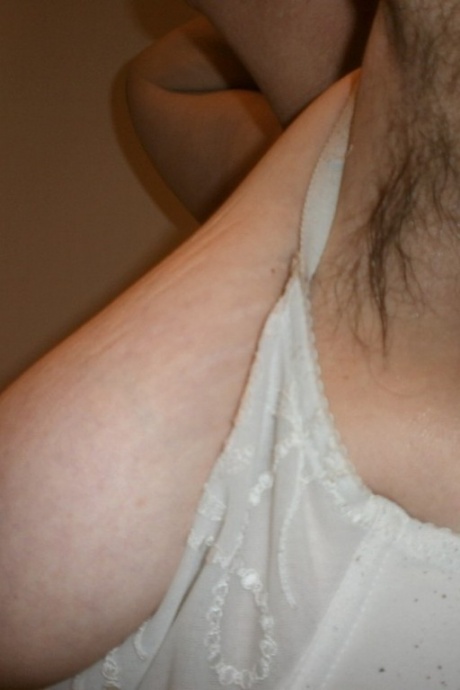 Пожилая дама с великолепными ногами показывает свои покрытые потными волосами подмышки 16