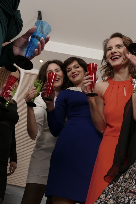 Группа зрелых женщин раздевается до чулок и каблуков перед обратной групповухой 2