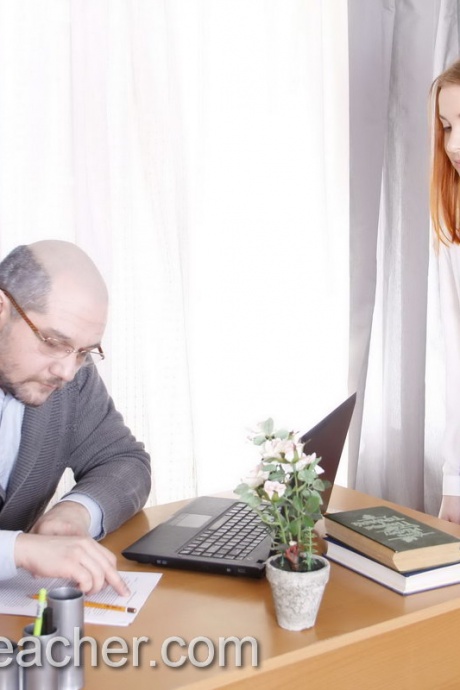 Молодая рыжеволосая девушка садится на шпагат в парусиновых кроссовках, трахаясь со своим старым учителем 4