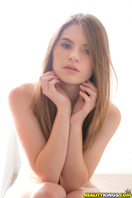 Длинноволосая милашка-подросток Элис Марч избавляется от своей униформы и трусиков 15