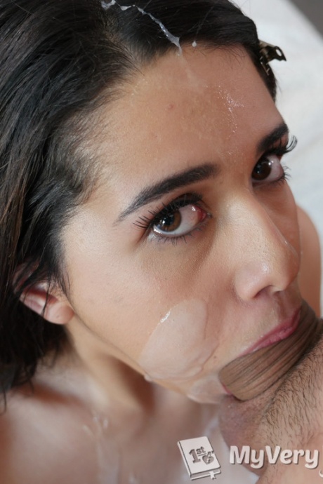 Голую первокурсницу Мелани Вудс трахают в горло на ее порно прослушивании 10