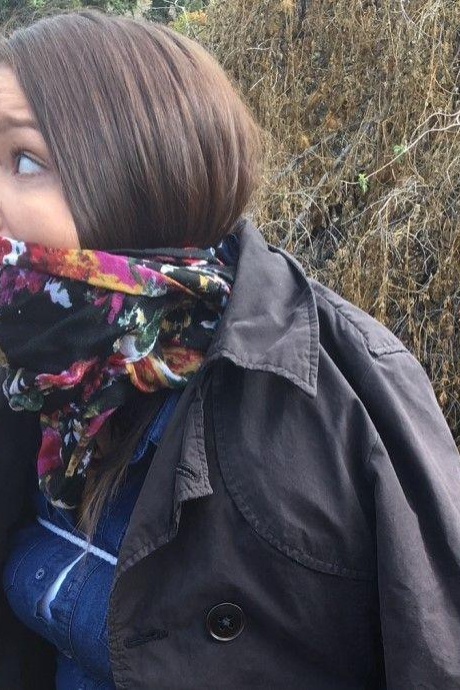 Полностью одетый толстяк расколот, с кляпом во рту и связанный веревкой в заросшем кустарником лесу 8