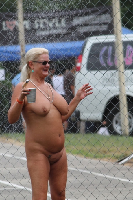 Девушки-любительницы выходят на сцену в клубе по выбору одежды 5