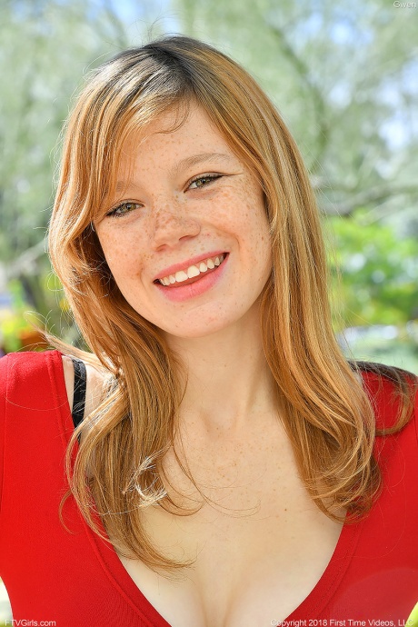 Рыжеволосая с веснушками натягивает свою черную юбку поверх белых трусиков на публике 11