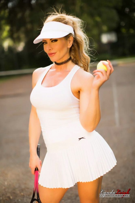 Подтянутая блондинка Линда Ли обнажает свои большие сиськи и нижнее белье после игры в теннис 6