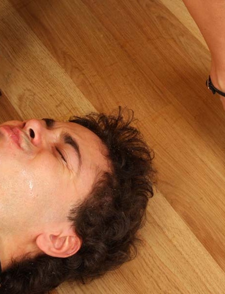 Белокурая русская женщина писает в широко открытый рот своего раба-мужчины 13