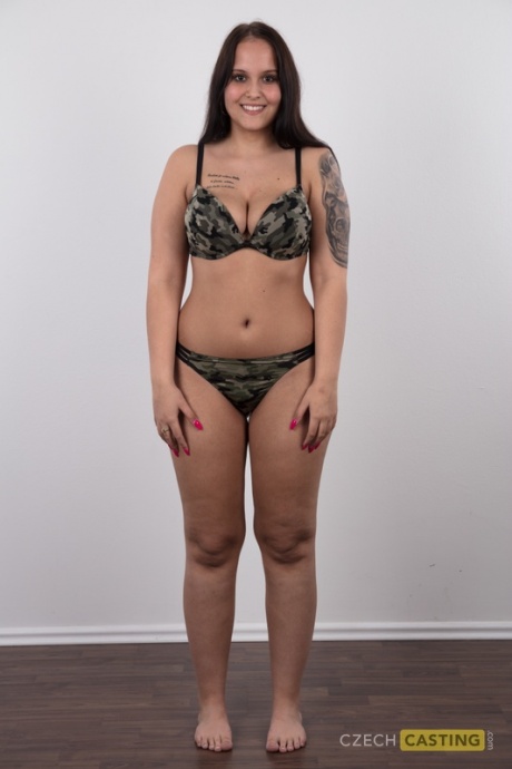 Пухленькая молоденькая Дениза впервые стоит голой перед киской крупным планом 4