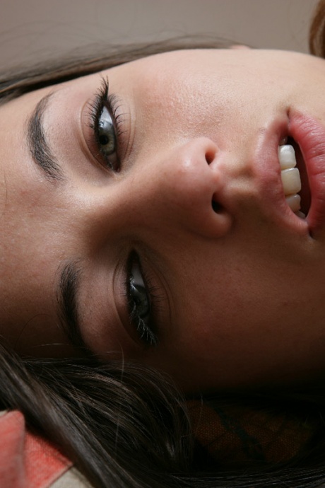 Молодые лесбиянки Джорджия Джонс и Фэй Рейган проводят день, занимаясь сексом в постели 8