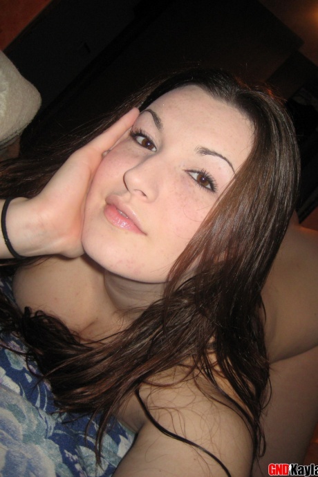 Девушка-любительница с большой грудью делает селфи в зеркале 12