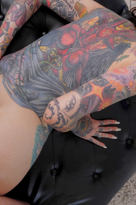 Использует фаллоимитатор в ее упругой заднице, в то время как его большой член жестко трахает ее бритую киску 14