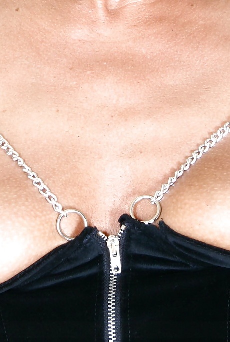 Британская фетиш-модель леди Сара с завязанными глазами принимает член раком 12