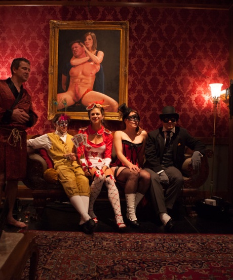 Чернокожие и белые женщины-секс-рабыни выступают во время развратной вечеринки для взрослых 13