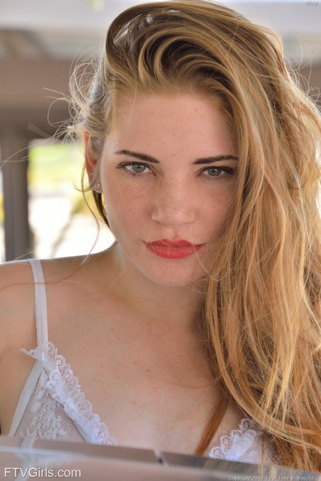 Подросток демонстрирует голую юбку на улице ради удовольствия и раздевается в помещении за наличные 11