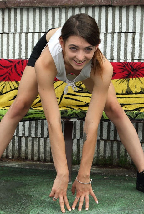 Подтянутая любительница Тера Линк вставляет банан в свою лысую щель после игры в теннис 5