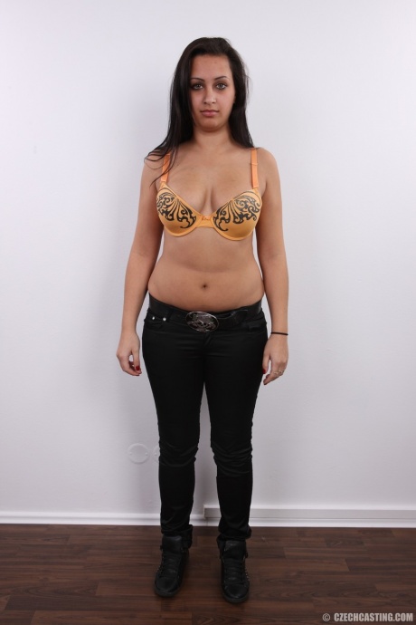 Пухленькая брюнетка Эрика садится на табурет после того, как полностью разделась 5