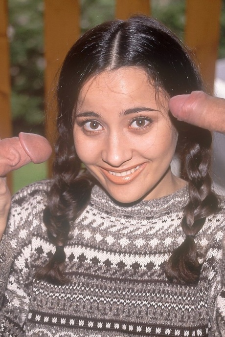 Брюнетка Далила заплетает волосы в косички во время жесткого ДП 3