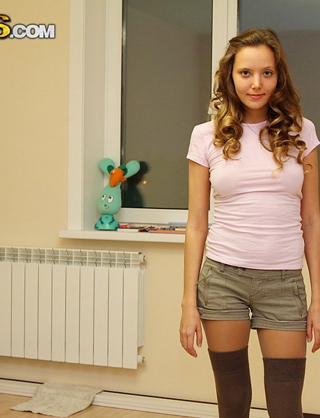 Молодая любительница Катя показывает свои ягодицы в домашней сольной съемке 8