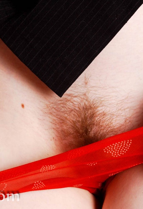 Бледно-рыжая обнаженная Элли показывает свои голые ноги перед мастурбацией 7