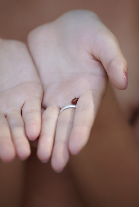 Русская девушка Афродита полностью раздевается возле подлеска 3