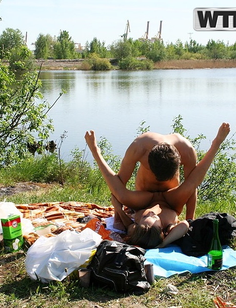 Брюнетка Свити Эбби и ее парень снимают домашнее секс-видео на берегу реки 9