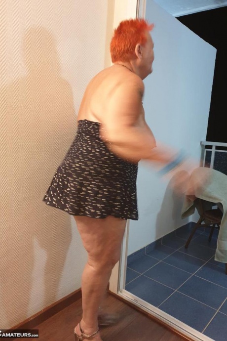 Толстая бабуля с короткими рыжими волосами прижимается своими большими сиськами и задницей к стеклу 2