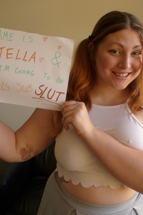 Сексуальная толстушка Эстелла Батори обнажает свои большие сиськи и раздевается, чтобы позировать голой в носках 12