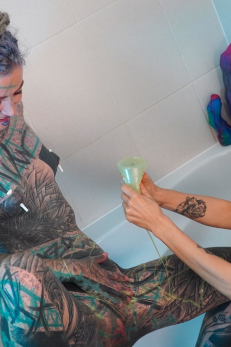 Альтернативные девушки Анускацц и Стейси Блум сжимают киски кулаками во время лесбийского секса в ванне 14