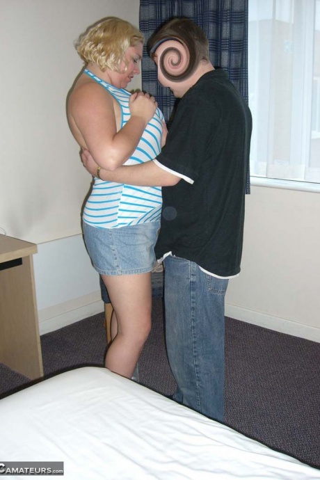 Пожилая блондинка Барби отсасывает член после того, как разделась догола в гостиничном номере 3