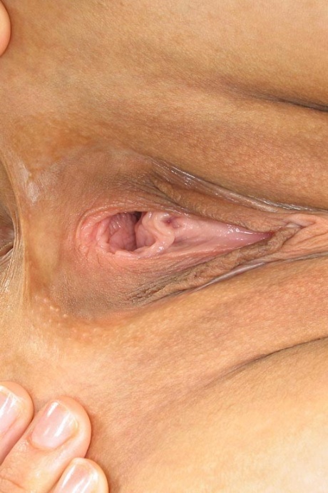 Сладкая брюнетка Хани с горячей попкой Celeste мастурбирует с помощью дилдо 15