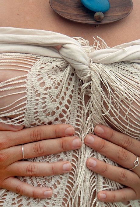 Горячая молоденькая Виктория полностью раздевается в океане 3