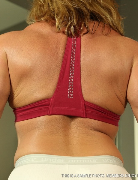 Сексуальная зрелая Ванда Мур показывает свой возбужденный клитор во время тренировки 5