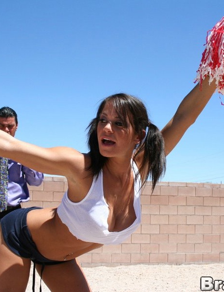 Грудастая болельщица Саванна Стерн наслаждается жестким трахом в жопу 3