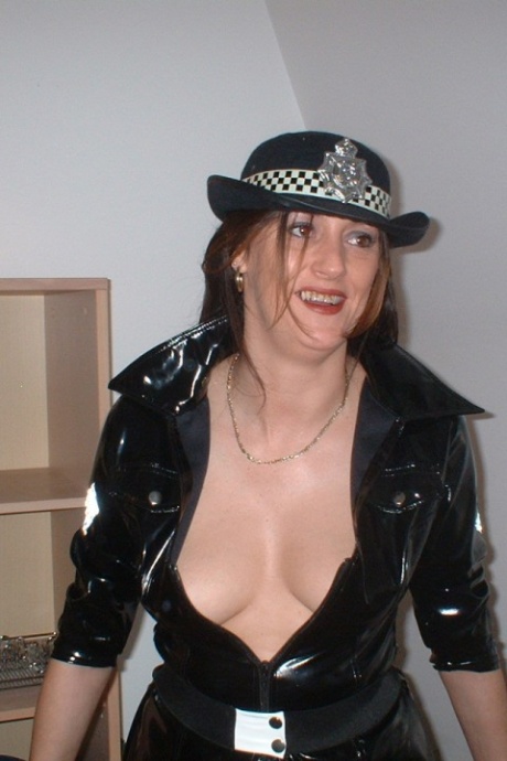 Британская любительница Джуси Джо отсасывает белые и черные члены в латексной полицейской одежде 12