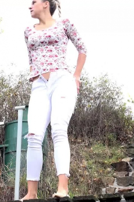 Зрелая Бьянка стягивает свои белые штаны, чтобы пописать на улице 3