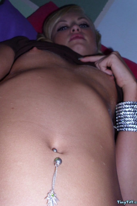 Грязная блондинка-любительница Крошечной размолвки делает селфи своей влажной киски 5