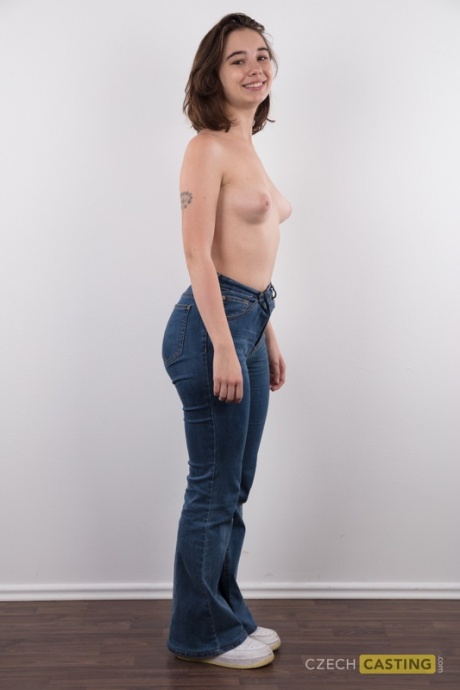 Модель-любитель Ульяна стоит обнаженная, сняв свитер и синие джинсы 6