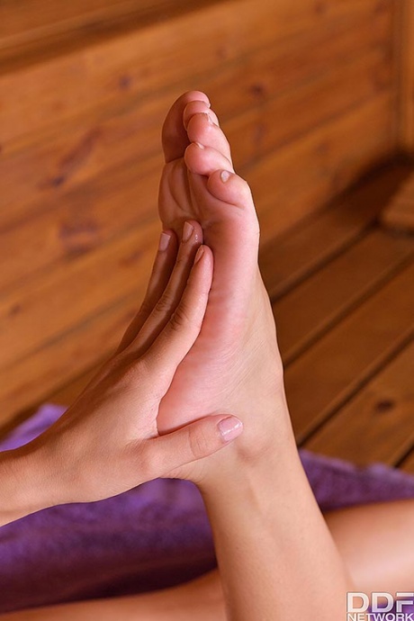 Худенькая молоденькая Никки Фокс трет свои ступни после снятия бикини в сауне 5
