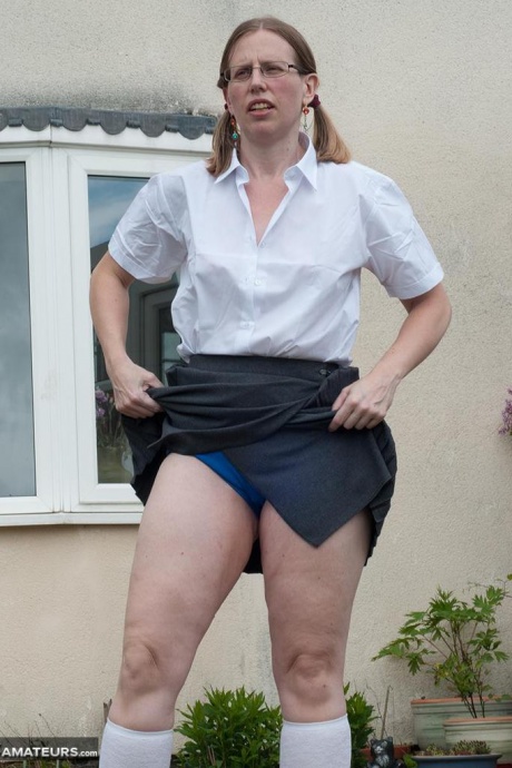 Толстая пожилая женщина Сэмми Шлюха освобождает свои сиськи и пизду от школьной одежды 11