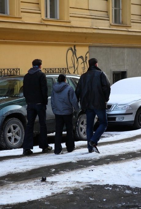 Возбужденную девушку забирает пара парней для ММФ секса у нее дома 3