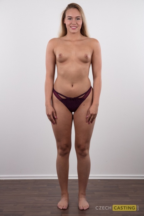 Полностью одетая 18-летняя Сильви стоит голой задницей после того, как сняла с себя одежду 9