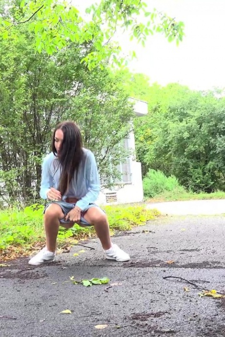 Темноволосой Мистике нужно пописать, находясь в пригороде 2