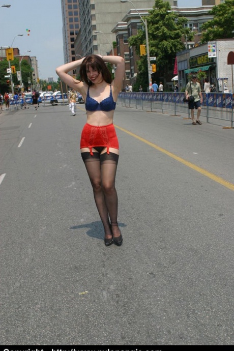 Модель-любитель бродит по людной улице в нижнем белье и поясе 12