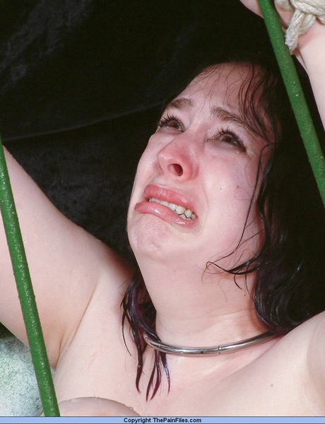 Женщину-секс-рабыню с избыточным весом удерживают в корзине во время игры с иглой 3