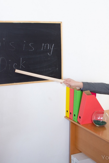 Студентка-брюнетка Арвен Голд трахается из жопы в рот со своим учителем за столом 3