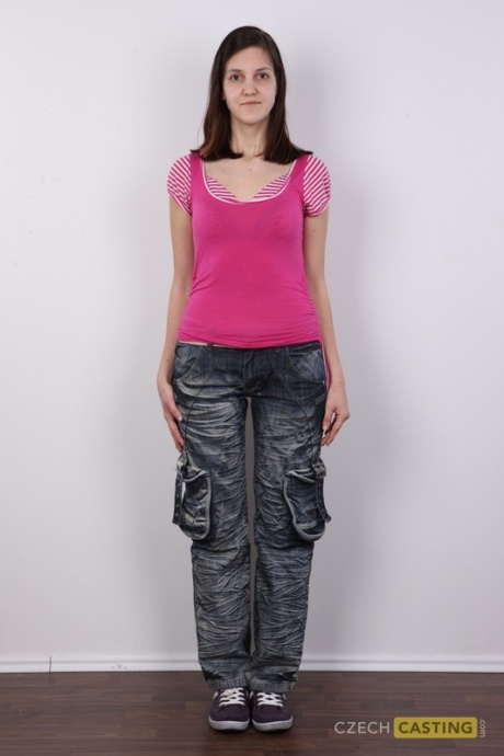 Девушка-любитель Микаэла полностью раздевается перед съемкой крупным планом влагалища 2