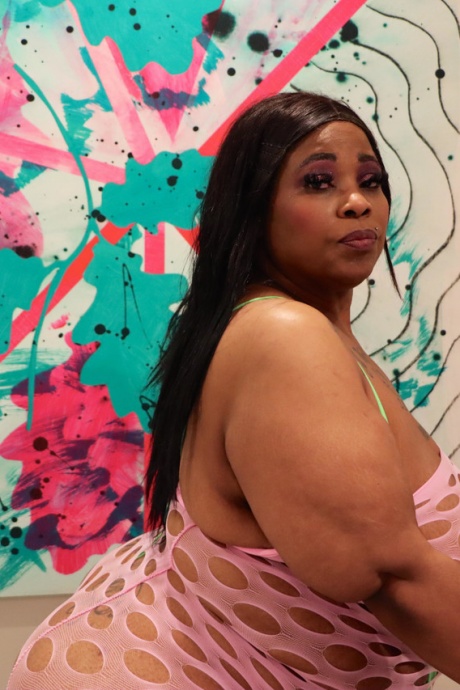 Тучная негритянка Симона Тайк работает своей огромной задницей во время акции SFW 11