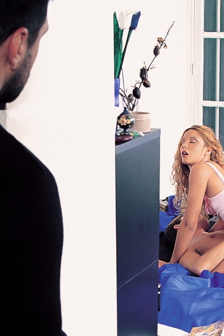 Порнозвезда Шэрон Эш выплескивает сперму изо рта после двойного проникновения 4