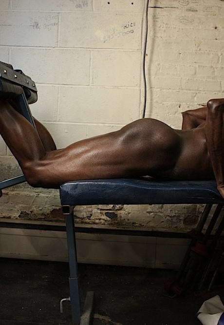 Чернокожая культуристка демонстрирует свое полностью накачанное тело во время тренировки в обнаженном виде 15